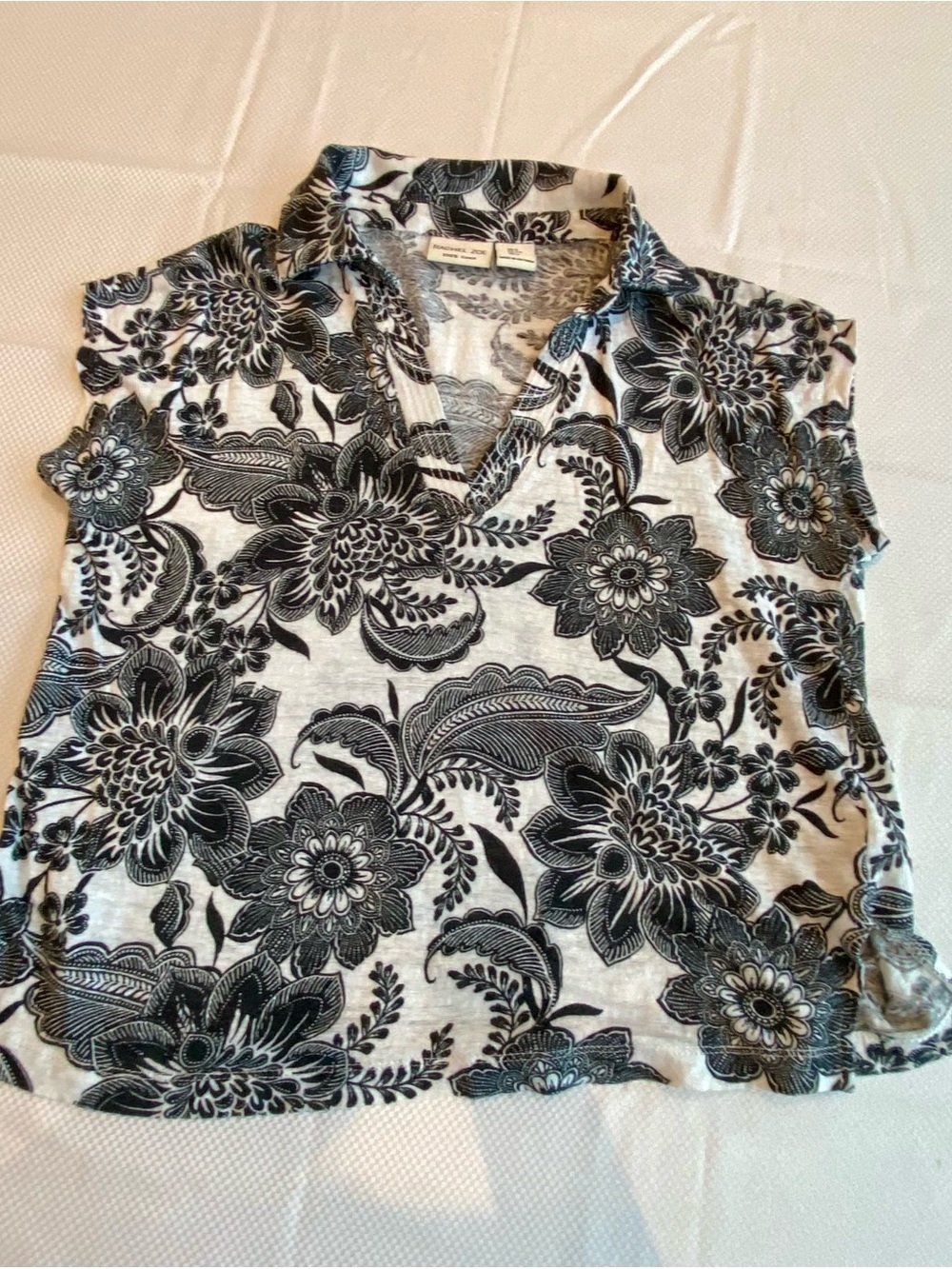 Rachel Zoe 100% Linen Black & White Floral V-Neck Blouse Top size Small